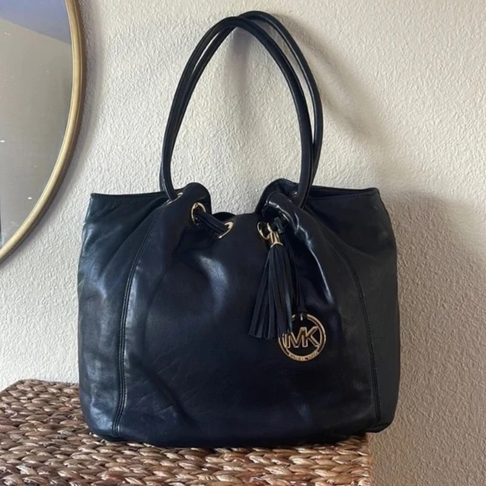 Michael Kors MK large black leather shoulder ring tote Excellent condition
